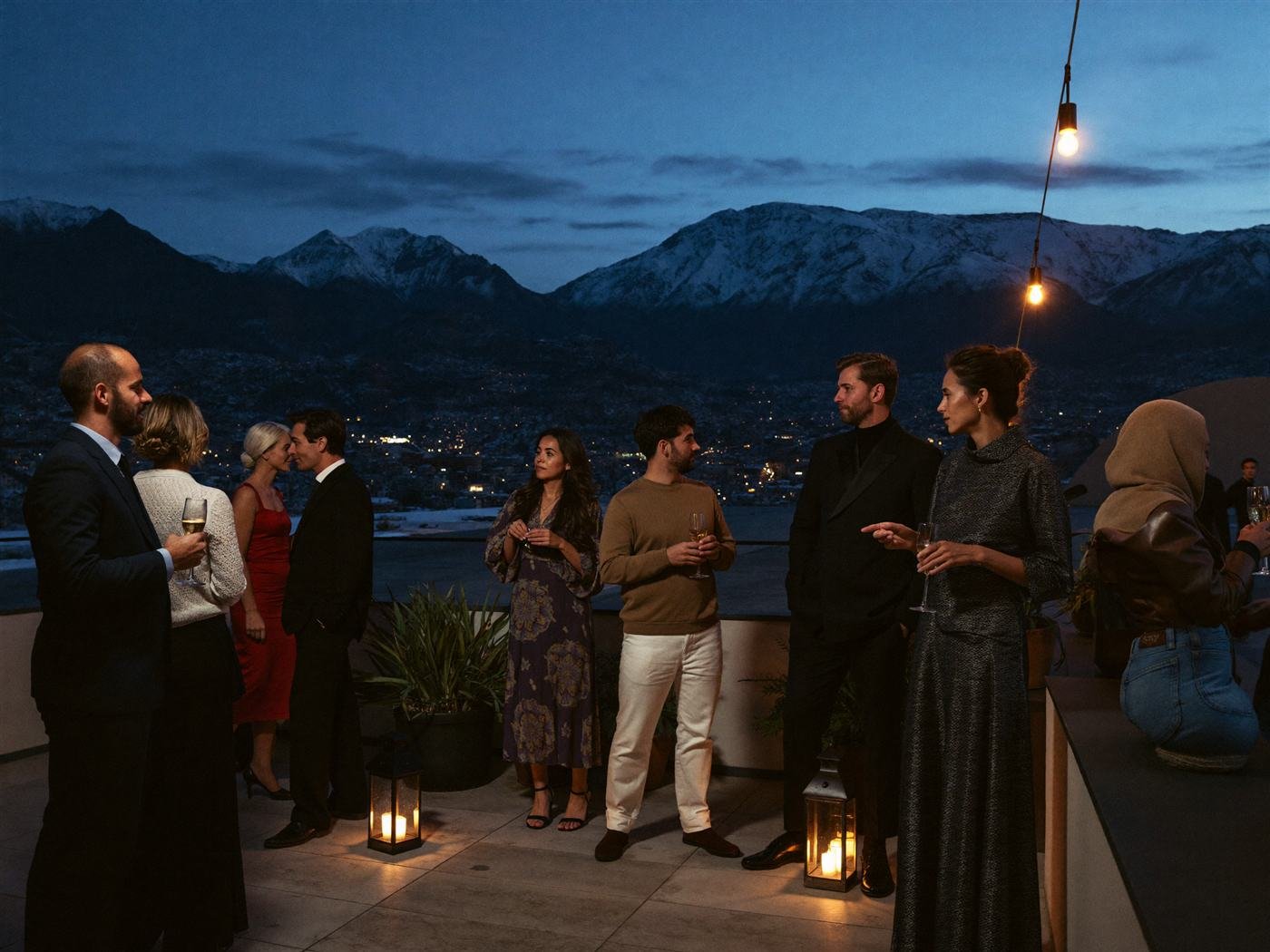 Soirée de clôture sur un toit-terrasse de Marrakech, l'Atlas enneigé à l'horizon