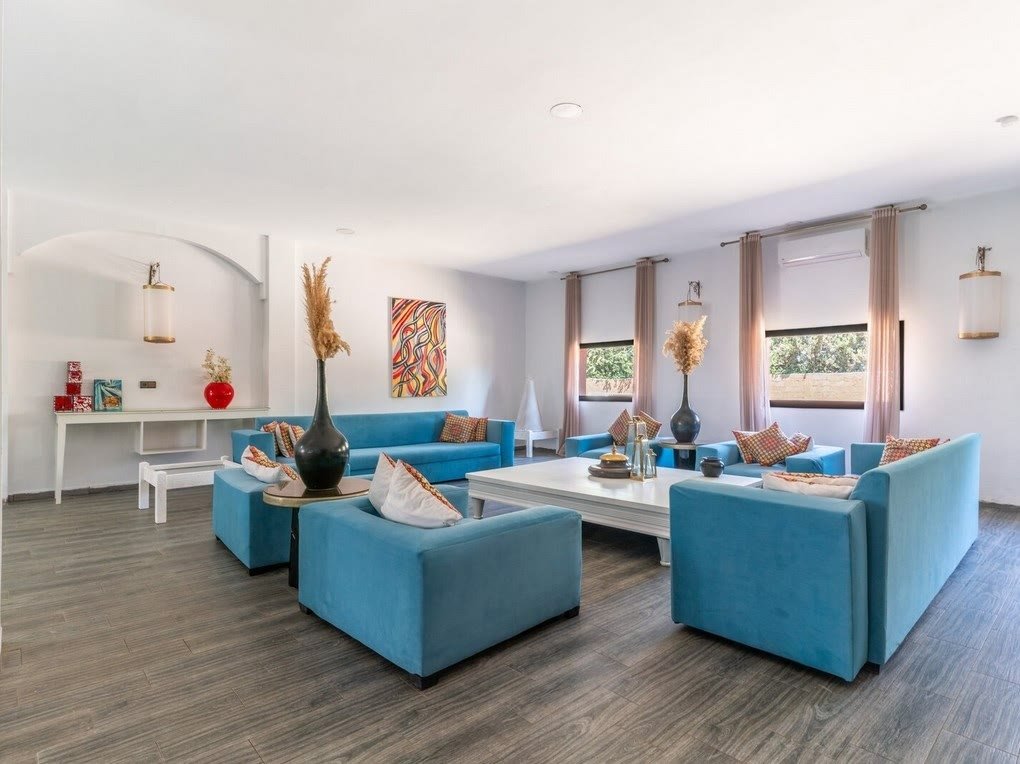 Le salon commun de la villa, avec ses canapés bleus